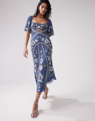 ASOS DESIGN - Midikleid in Blau mit verziertem Blumenmuster, Flatterärmeln und Rückenausschnitt