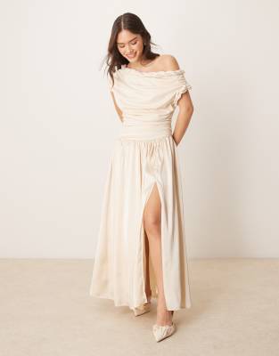 ASOS DESIGN - Midikleid in Cremeweiß mit verdrehtem Ausschnitt, gerafftem Oberteil und Rock aus Satin