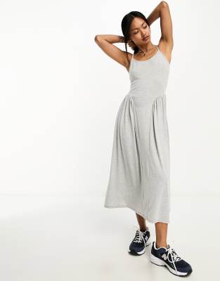 ASOS DESIGN - Midikleid in Grau mit Riemchenträgern, U-Ausschnitt und seitlicher Ziernaht