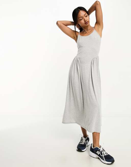 ASOS DESIGN – Midikleid in Grau mit Riemchenträgern, U-Ausschnitt und seitlicher Ziernaht