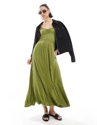 ASOS DESIGN - Midikleid in Khaki mit Knitterstruktur und Herzausschnitt-Grün