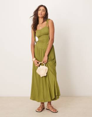 ASOS DESIGN - Midikleid in Olivgrün mit Knitterstruktur, gesmoktem Oberteil und gebundenen schmalen Trägern
