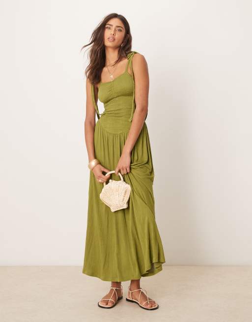 ASOS DESIGN – Midikleid in Olivgrün mit Knitterstruktur, gesmoktem Oberteil und gebundenen schmalen Trägern