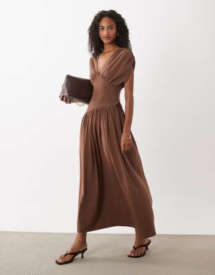 Midikleid in Schokobraun mit tiefem Ausschnitt und Taillendetail Braun 46