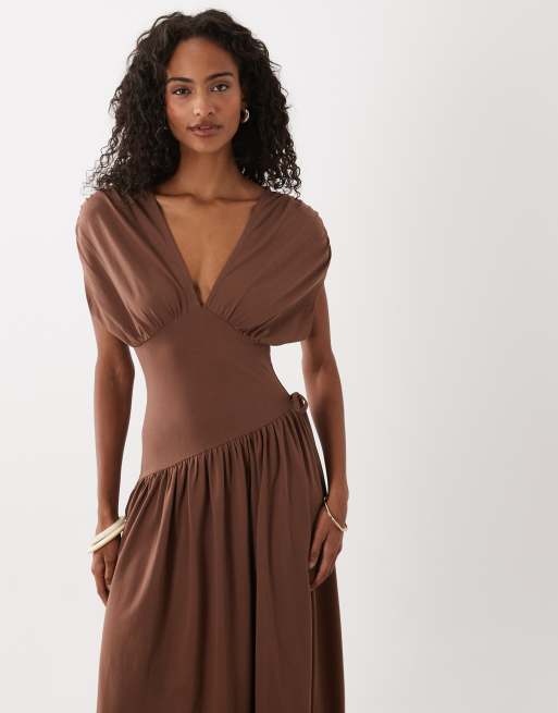 ASOS DESIGN – Midikleid in Schokobraun mit tiefem Ausschnitt und Taillendetail, 4 von 4