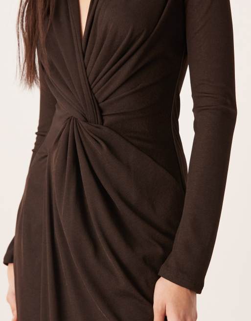 ASOS DESIGN – Midikleid in Schokobraun mit verdrehtem Detail und Kragen, 4 von 4