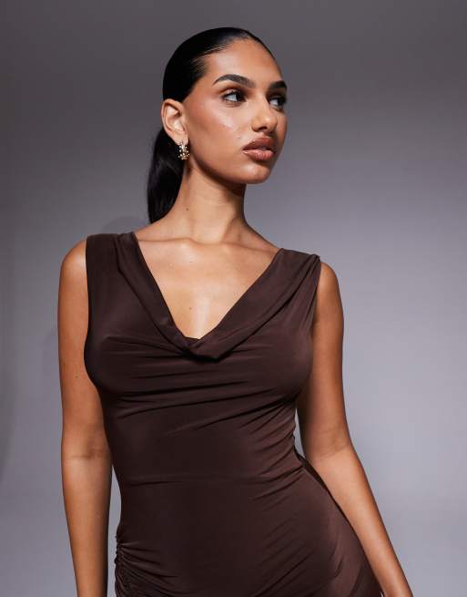 ASOS DESIGN – Midikleid in Schokobraun mit Wasserfallausschnitt und Raffung am Rock, 2 von 4