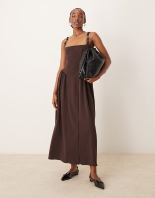 ASOS DESIGN - Midikleid in Schokobraun mit Ziernaht und Schnallenträgern