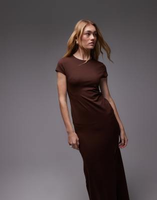 ASOS DESIGN - Midikleid in Schokoladenbraun mit Kappärmeln, geraffter Seite und Schlitz vorne-Brown
