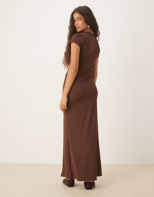 ASOS DESIGN – Midikleid in Schokoladenbraun mit Kappärmeln, geraffter Seite und Schlitz vorne, 4 von 4