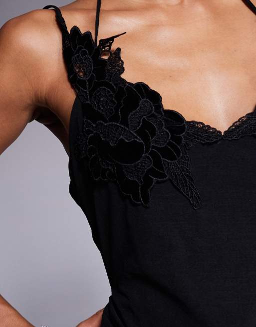 ASOS DESIGN – Midikleid in Schwarz mit Blumenapplikation, drapiertem Wasserfallausschnitt und schmalen Trägern, 2 von 4