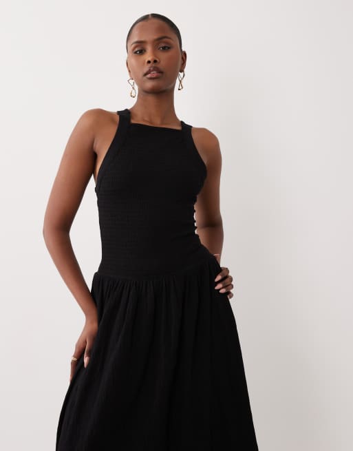 ASOS DESIGN – Midikleid in Schwarz mit Knitterstruktur und hinten überkreuzten Trägern, 2 von 4