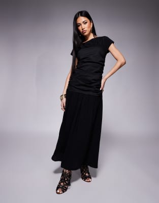 ASOS DESIGN - Midikleid in Schwarz mit Rundhalsausschnitt und gerafftem Oberteil