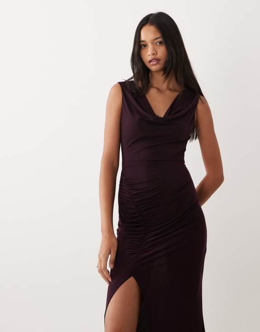ASOS DESIGN – Midikleid in schwarze Johannisbeere mit Wasserfallausschnitt und Raffung am Rock, 2 von 4