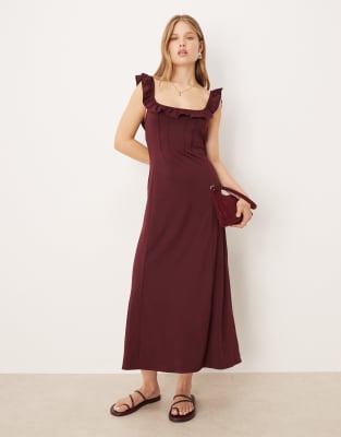 ASOS DESIGN - Midikleid in Weinrot mit Vorderseite und Trägern im Rüschen-Design