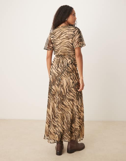 ASOS DESIGN – Midikleid mit Animal-Print, Wickeloptik vorn, Flügelärmeln und Nahtdetails, 3 von 4