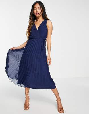 ASOS DESIGN- Midikleid mit Wickeldesign am Oberteil, plissiertem Rock und Bindegürtel-Marineblau