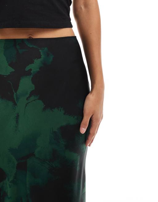 ASOS DESIGN - Midinederdel med skråsnit og grønt og sort sløret blomstermønster i satin, 4 af 5