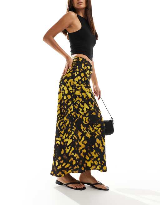 ASOS DESIGN - Midinederdel med skråsnit og gult og sort plettet print i satin, 5 af 5