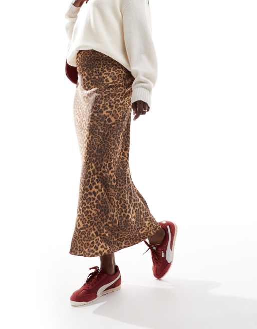 ASOS DESIGN - Midinederdel med skråt snit og leopardprint i satin