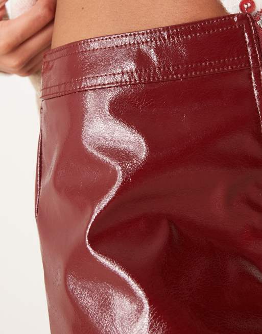 ASOS DESIGN – Midirock aus hochglänzendem Lederimitat in Weinrot mit Reißverschluss vorne, 2 von 5