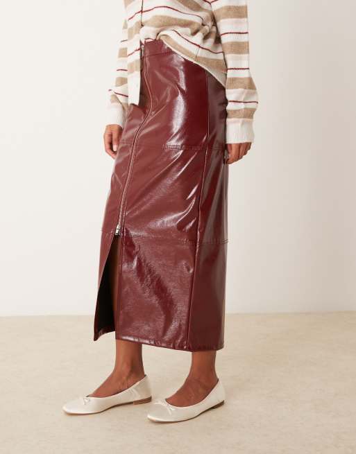 ASOS DESIGN – Midirock aus hochglänzendem Lederimitat in Weinrot mit Reißverschluss vorne, 4 von 5
