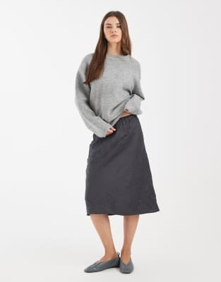 ASOS DESIGN - Midirock aus Satin in Anthrazit mit Knitterdesign-Grau