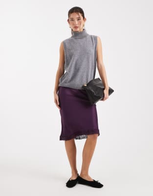 ASOS DESIGN - Midirock aus Satin in Pflaumenlila mit Spitzenbesatz