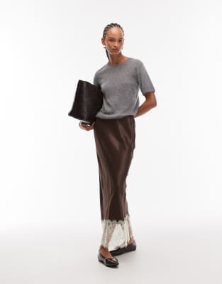 ASOS DESIGN - Midirock aus Satin in Schokobraun mit Spitzenbesatz und Schrägmuster-Brown