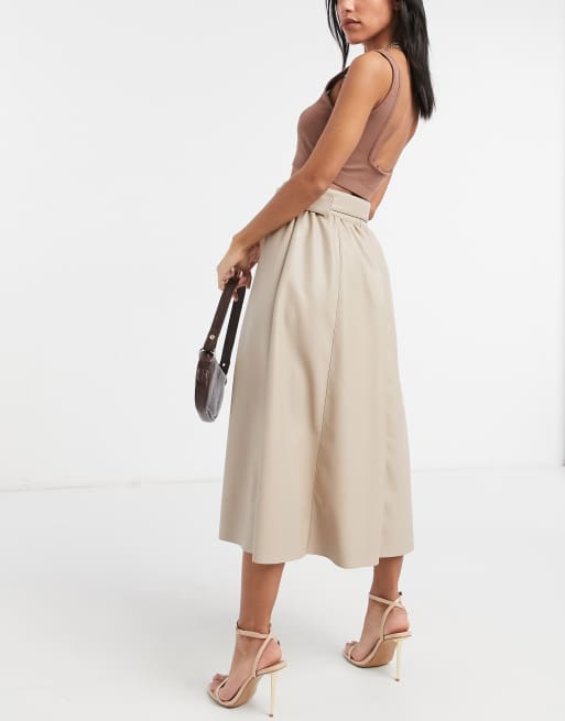 ASOS DESIGN – Midirock in Lederoptik mit Gürtel, in Beige, 2 von 4