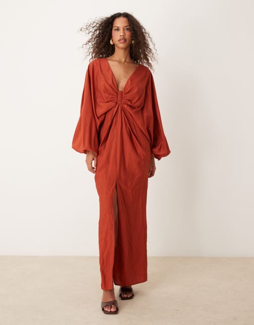 ASOS DESIGN – Miedziana marszczona sukienka maxi z głębokim dekoltem i obszernymi rękawami z obcisłym mankietem