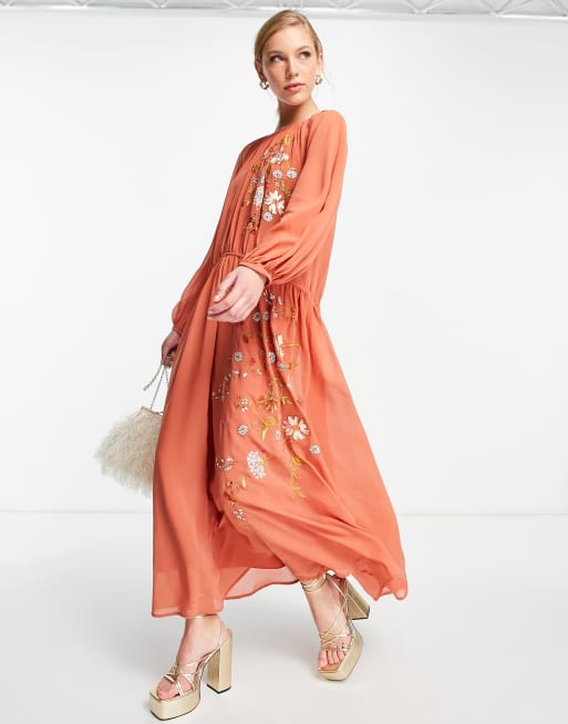 ASOS DESIGN – Miedziana miękka sukienka maxi z haftowanym wzorem