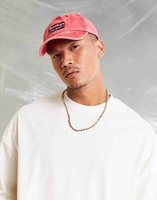 ASOS DESIGN – Miękka baseballowa czapka z daszkiem z wyhaftowanym nadrukiem miasta w spranym czerwonym kolorze