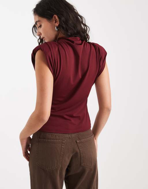 ASOS DESIGN – Miękki bordowy top z golfem i poduszkami na ramionach, 4 z 4