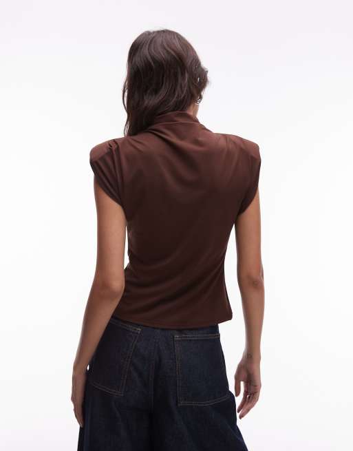 ASOS DESIGN – Miękki czekoladowobrązowy top z golfem i poduszkami na ramionach, 4 z 4