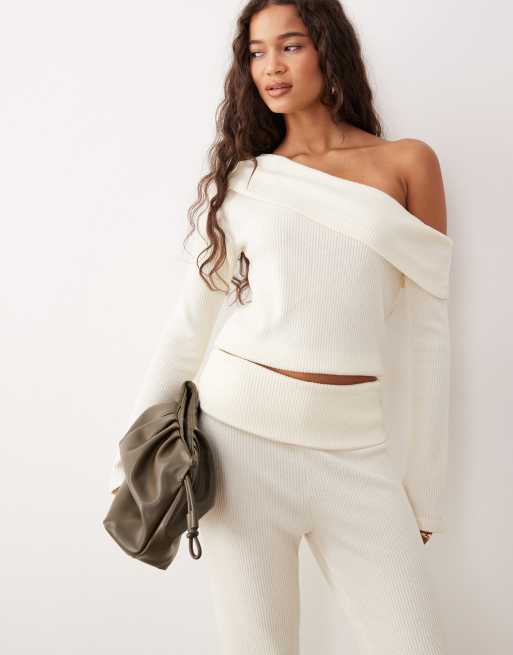 ASOS DESIGN – Miękki szczotkowany prążkowany top z długimi rękawami i odsłoniętym ramieniem w białym kolorze