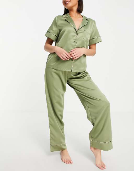 ASOS DESIGN – Mieszaj i łącz – Oliwkowa satynowa koszula od piżamy z lamówkami w zwierzęcy wzór