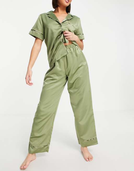 ASOS DESIGN – Mieszaj i łącz – Oliwkowe satynowe spodnie od piżamy z lamówkami w zwierzęcy wzór