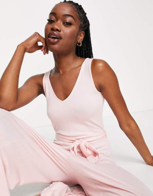 ASOS DESIGN – Mieszaj i łącz – Różowy kombinezon z wiązaniem w talii i karbowanym wykończeniem