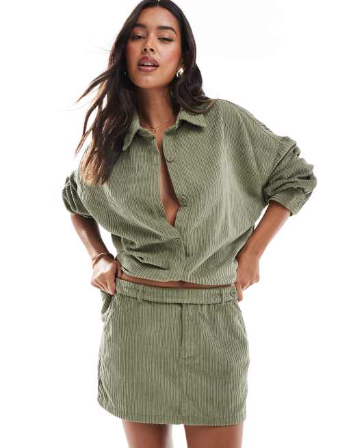 ASOS DESIGN – Mikro-Minirock aus Cord in Olivgrün mit Gürtel, Kombiteil