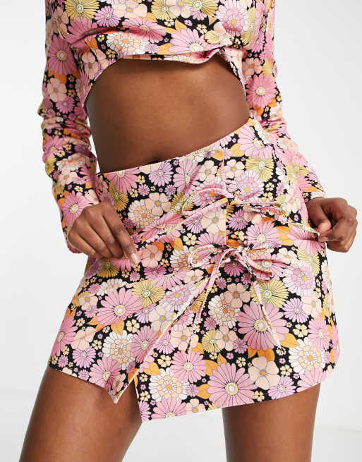 ASOS DESIGN – Mikro-Minirock im Stil der 60er mit Bindedetail an der Seite und Blumenmuster, Kombiteil, 3 von 4