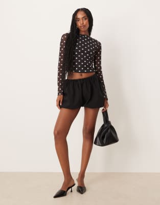 ASOS DESIGN - Mikro-Shorts in Schwarz mit Ballonsaum