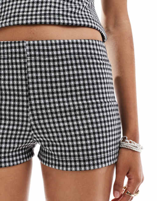 ASOS DESIGN – Mikro-Shorts in Schwarz mit Vichy-Karos, 2 von 5