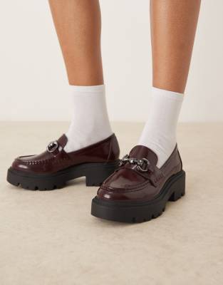  Milan chunky chain detail loafers in burgundy