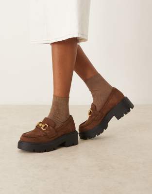 ASOS DESIGN - Milan - Klobige Loafer aus Wildlederimitat in Schokobraun mit Kettendetail