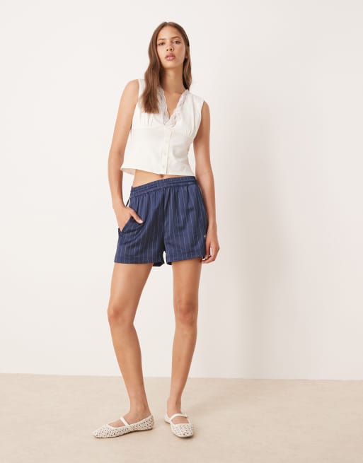 ASOS DESIGN – Milchmädchen-Oberteil in Weiß mit tiefem Ausschnitt vorne, Knopfleiste und Spitzenbesatz, 2 von 4