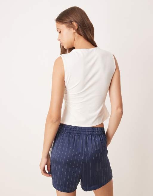 ASOS DESIGN – Milchmädchen-Oberteil in Weiß mit tiefem Ausschnitt vorne, Knopfleiste und Spitzenbesatz, 3 von 4