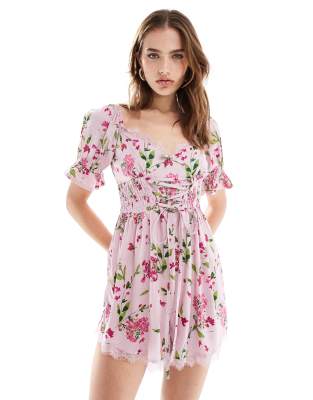 ASOS DESIGN - Milchmädchen-Playsuit in Rosa mit Blumenmuster und Korsett-Taille-Bunt