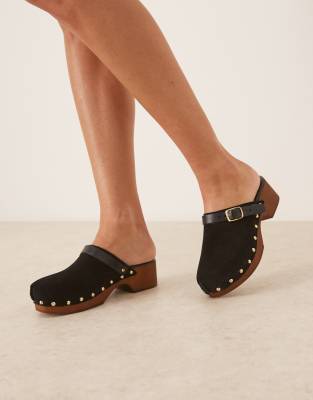 ASOS DESIGN - Miles - Geschlossene Clogs aus schwarzem Wildleder mit Nietenbesatz