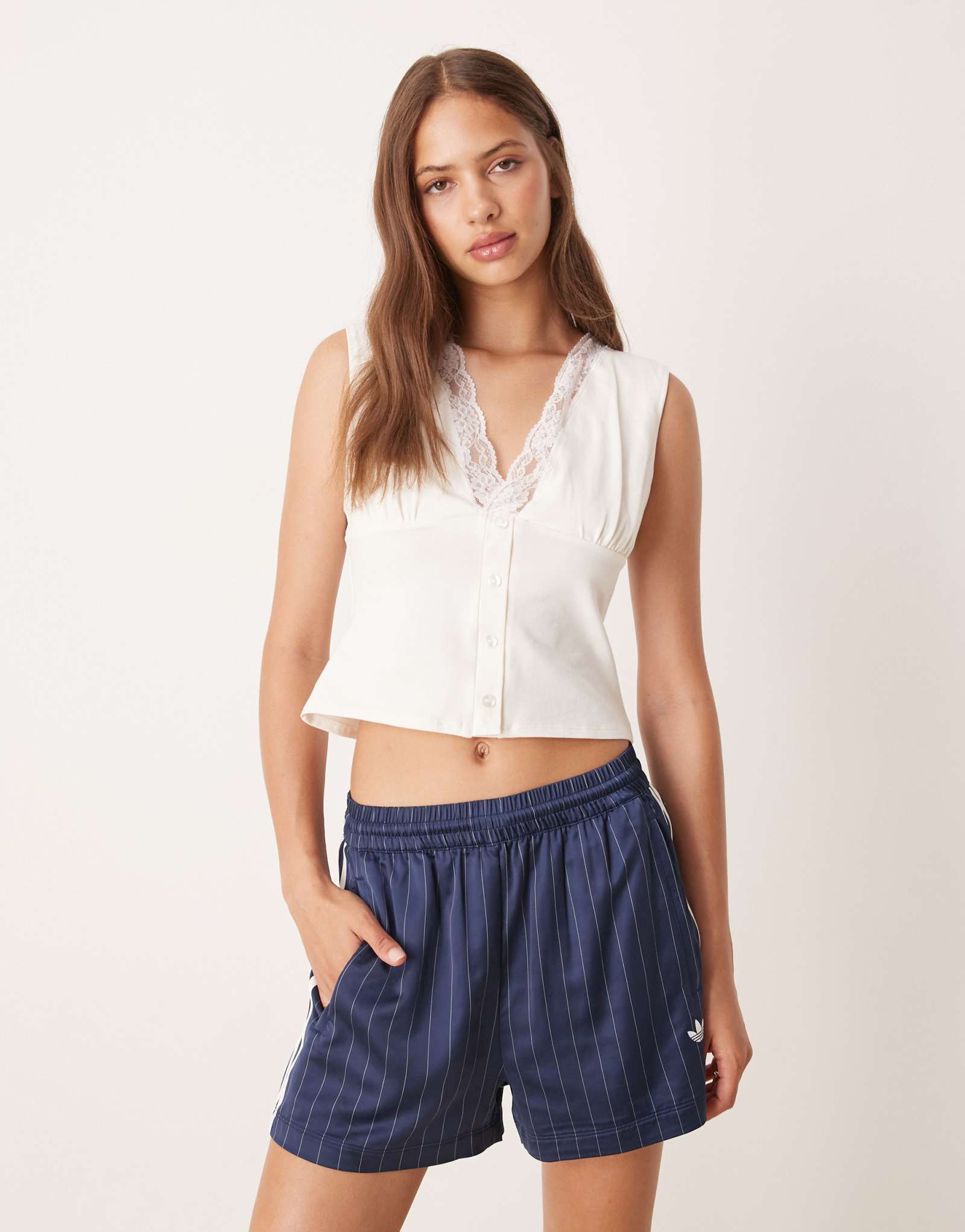 Топ ASOS DESIGN milkmaid с глубоким вырезом на пуговицах и кружевной отделкой белого цвета